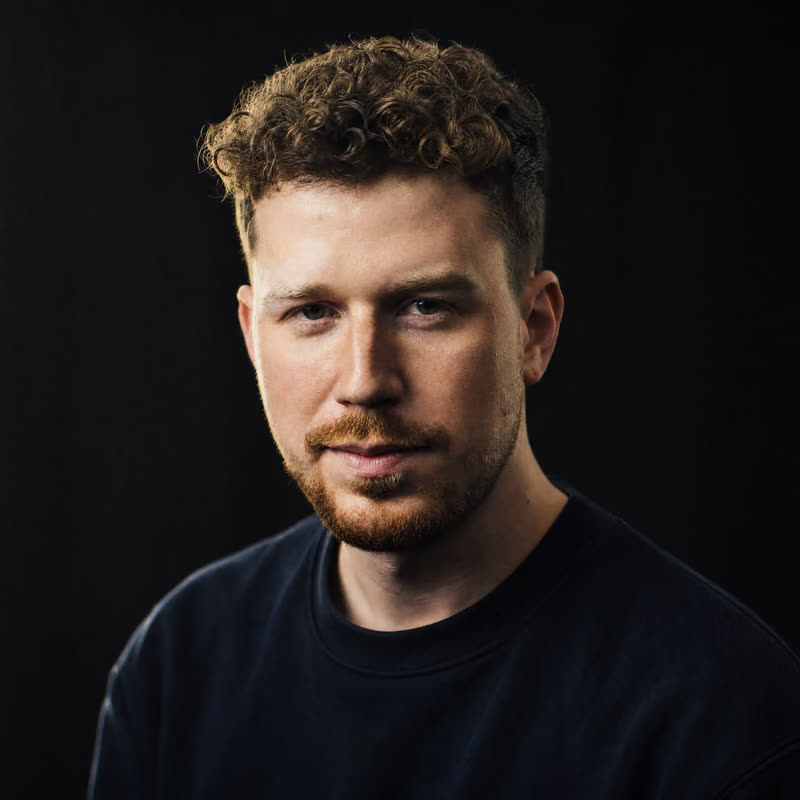 Peter Jablonowski, portrait against a dark background.